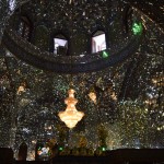 Iekšā viss vienos Venēcijas spoguļos, nobildēt īsti nemāku, fotoaparāts apjūk no tik daudz atstarotājiem, bet viss, ko tu šeit redzi, sastāv no maziem, maziem spoguļu gabaliņiem, sakārtotiem smukās mozaīkās. Spoguļi un lustras, tik daudz gaismas, ārprāts!!!