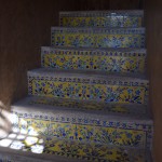 Atkal negodīgās biļešu cenas - vietējie maksā 10 tūkstošus, kamēr mēs - 150! Tas ir apmēram 4 eiro katram! Vēlāk novērojām, ka teju visi tūrisma objekti tūristiem maksā 150 tūkstošus, kamēr vietējiem - 10-20. Bet ir vērts, tikko ieejam pilī - paskat, kādas skaistas trepītes!