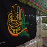 Reku plakātiņš ar roku! Šo roku sauc par Hamzu (Hamsa, hamsah, khamsa, خمسة, חַמְסָה - visādās valodās tas nozīmē "pieci rokas pirksti" vai vienkārši "pieci"), kas islāmā (un pirms tā arī jūdaismā un visur citur) iegājies par aizsardzības simbolu. Jāsargājas taču no ļaunās acs un tā. Muharama laikā šādas rociņas redzamas daudz un visur.