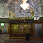 Nevaru taču apmeklēt kāda svarīga kunga svētnīcu un neparādīt viņa kapu, vai ne? Nezinu, vai tas te atrodas jau kopš 9. gadsimta, kad Ali nomira (visas tās zemestrīces un tā), bet ļaudis iet un cītīgi runā lūgšanas pie restēm. Nesaprotu arī, kāpēc visas svarīgās kapenes ir paslēptas aiz tādām bumbuļainām restēm - mēģināju sagūglēt, bet bez rezultāta.