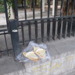 Visiem taču zināms, ka pēc svētnīcu apmeklējuma kārtīgi jāieturas - divas maizes un divi banāni. Tādu ēdienu mums iemācīja mūsu vāciešu draugi - uz maizes uzsmērē sviestu, ierullē banānu, un sanāk ļoti garšīga maltīte! Es zinu, ka izskatās bišķiņ pēc bomžu banketa, bet nevar jau visu laiku tā ekskluzīvi pa restorāniem un ģimeniskām pusdienām. Tāpēc pa reizei jāparāda, ka mēs nemaz tik lepni nedzīvojam, kā varbūt kādā brīdī varētu izlikties.