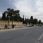 Te aiz lielā žoga (un arī tur bišķiņ tālāk, aiz mazā žoga) atrodas visslavenākā persiešu dzejnieka Hāfeza kapenes. Tā kā Irānas Kultūras ministrijas cenu politika mums atkal lika izlemt par labu kapeņu neapmeklēšanai (mēs taču tādu dzejnieku pirms tam pat nezinājām!), tik vien kā pabildējām no ārpuses. Bet runā, ka iekšā ļaudis teju pielūdzot persiešu Raini, skaļi lasot rindas no viņa dzejas, mēģinot pareģot savu nākotni, atverot nejaušu lapu Hāfeza dzejas krājumā u.t.t. Vispār pie persiešiem ir tā - katrā mājā, pat visnabadzīgākajā, obligāti jābūt divām grāmatām - svētajam korānam un Hāfeza dzejas krājumam. Mūsu novērojumi liecina, ka vismaz otrā daļa točno ir patiesa.