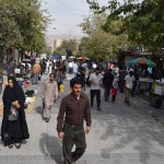 Streiklauži! Šodien taču ir piektdiena! Visiem būtu jābūt mājās vai mošejās, jādara tas, ko nu visi kārtīgi musulmaņi piektdienās dara, bet nekā - bariņš ļaužu izkārtojušies uz ielām un cītīgi tirgojas ar visādu nekam nederīgu drazu. Pat visi bazāri ir slēgti, bet šie - nekā! Rukā!