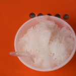 Re, re, falūda! Rīsu cietes produkts (apmēram rīsu nūdeles), mazliet samaisīts ar pienu, sasaldēts un apliets ar rožu sīrupu. Neizklausās tik garšīgi, bet ir! Ļoti, ļoti garšīgi. Es tādu saldējumu gribēšu arī mājās. Kad atgriezīsimies, spiedīšu sievu gatavot. Rožu sīrups, rožu zapte, rožu sulu, viss ar rozēm vispār ir Šīrāzas vismīļākā garša. Ja citur Irānā safrāna garšiņas konkrēti izpogā visu pārējo, tad šeit, šķiet, rozes ņem virsroku. Pirmajās reizēs tie rožu ēdieni bišķiņ garšo pēc gaisa atsvaidzinātāja, bet ar laiku pieradu, un sliktās asociācijas pazuda.