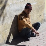 Šoreiz sākšu ar dusmīgu vīru. Paskaties, kāds viņam ļauns skatiens! Gājām uz autobusu un pa ceļam bildējām visādus ļaudis. Dažiem tas patīk, dažiem pat paši palūdz viņus nobildēt, bet šis kungs, šķiet, nav īsti mierā ar tādu uzmanības izrādīšanu. Bet ko darīt - pats vainīgs, ka tik labi izskatās. Turklāt viņa tautasbrāļi mūs ar Karinčiku ir sabildējuši jau simtiem un tūkstošiem reižu.