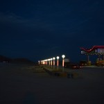 Pieturas vieta kaut kur tuksneša vidū. Ja ne tie persiešu burtiņi uz benzīntanka jumta, es teiktu, ka izskatās tieši kā amerikāņu filmās. Un vispār Amerikā.