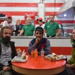 Jābildējas arī no otras puses, jo tad visi redzēs, cik tīra un skaista falafeļu ēstuve, jāpalīdz taču biznesā arī čomiem. Bet nevaru nepiekrist - ēstuve tiešām labākā (un tīrākā) kādā nācies Irānā būt. Tiešām no sirds iesaku. Ja plāno tuvākā laikā braukt uz Irānu un Mešhedu, noteikti uzraksti e-pastiņu, pateikšu, kur tādu ēstuvi meklēt. Maizītes bija TIK garšīgas, ka nopirkām vēl vienu pāri, lai būtu, ko ēst lidostā. Jā, starp citu, aizmirsu pastāstīt par mūsu lidostām.