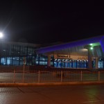 Lidosta izskatās tukša un pamesta. Vietējiem lidojumiem ir cits terminālis, tas gan izskatās pilns dzīvības, bet International flights - pavisam tukšs. Sabijāmies jau, ka neļaus mums te gulēt un būs jāmeklē citas naktsmājas.