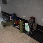 Nekā! Ne tikai ļauj mums gulēt, bet pat nodrošina ar elektrību, kas nozīmē, ka varam mierīgi lūrēt filmas un serčikus. Biju plānojis baigi rakstīt visādus rakstiņus, bet bez internetu pieslēgumiem tas ir ļoti, ļoti grūti (rakstot bez fact-checking jūtos kā tāds konspirāciju teorists), un šeit, protams, vaifaju nav. Un vispār - ļaujiet taču mums kādreiz arī atpūsties! Nevar visu laiku skriet, strādāt/rakstīt, atkal skriet, atkal rakstīt! Labāk paskatīsimies filmas!