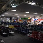 Urā, Dubaja un civilizācija! Bijām tik ļoti noilgojušies pēc kristīgajām rietumu vērtībām, ka mierīgi notriecām kādus desmit eirikus Dubajas lidostas KFC ieskrietuvē. Te, protams, visur pieejamas arī elektrības un pat katram klientam stunda bezmaksas internetu. Tas, protams, nenozīmē, ka izmantoju savu stundu, rakstīdams karijam. It nemaz ne - tā vietā labāk truli skrollēju feisbukus, haha.