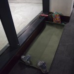 Re, mana Dubajas guļamistaba. Nav gluži tāda, kā ierasts redzēt citu ļaužu Dubajas ceļojumu bildēs, bet gana glauna. Turklāt ar Latvijas karodizņu galvgalī! Starp citu, tikko uzzināju, ka mana soma sver 17kg! Un tam vēl klāt nāk pleca soma ar fotoaparātu, ūdens pudeli un citiem niekiem. Iedomājies, cik esmu spēcīgs!