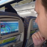 Lidmašīnā arī mēs beidzot uzzinām par Parīzes briesmu lietām. Gribas uzzināt vēl un vēl, saprast, kas un kā, bet lidmašīnas ziņu sarakstā ir tikai viena ar Parīzi saistīta ziņa - 7 deadliest attacks in Europe. Nu neko, tagad neziņā brauksim/lidosim līdz pat Karači. Starp citu, iedomājies - šī ir Tuvo Austrumu zemo cenu aviokompānija. Atšķirības no visādiem Ryanairiem ir pamatīgas! Stulbie naftas bagātnieki!