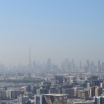 Lai gan tikai miglā, no tāluma un caur iluminatora stiklu, bet varu tagad mierīgi teikt, ka esmu redzējis garāko māju pasaulē. Re, re, tā adata ir gandrīz kilometru gara!