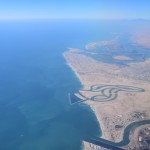 Parasti man nepatīk visi tie caur lidmašīnas logu bildētie attēli, bet paskat, cik smukus kanāliņus arābi sarakuši! Nevaru iedomāties, kam tādi paredzēti.