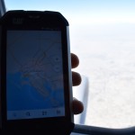 Es par savu foto ideju lepojos tik ļoti, ka, neskatoties uz absolūti neveiksmīgo izpildījumu, vienalga padalīšos. Ja kaut ko varētu redzēt ārpus lidmašīnas logu, tad jūs zinātu, ka tur rādās tieši tie paši līči un ostas, kas manā telefona kartē. Pēc šī kartes attēla uzzināju, ka tūlīt jau būsim klāt.