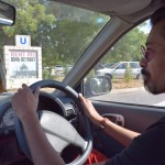 Lidostā mūs sagaida Ali. Ali ir Šahīda šoferis. Šahīds, savukārt ir jau pirms tam norunātais kungs, kas mūs labprāt uzņems par viesiem savā mājā un iemācīs, kā pareizi uzvesties Pakistānā, ko darīt, kur braukt, ko skatīties u.t.t. Bez gala stilīgs tāds Ali, nē? Ā, un Pakistānā visi brauc pa kreiso pusi, un stūre ir labajā pusē, tāpēc pirmās pāris dienas, sēžot blakus vadītājam, nemitīgi spiedu kājas grīdā. Nevar tā uzreiz atradināties no refleksa, ka, sēžot kreisajā pusē, obligāti jāspaida pedāļi.