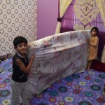 Drīz vien uzrodas vēl daži bērneļi, viņiem patīk ārzemnieki, bet ārzemniekus Šahīds uzņem bieži, viņš pat izveidojis atsevišķu istabu, kurā uzņemt viesus. Istabai pienākas arī pašai sava dušiņa un tualete, tā kā tuvākās dienas, šķiet, dzīvosim kā karaļi. Vispār pirmās stundas Karači un Pakistānā paiet totālā haosā - visapkārt visādi bērneļi, kas cenšas visādi izpatikt - sakārto mūsu matračus, atnes tējas u.t.t.