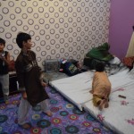 Bardaks turpinās kamēr meitenes (lielākā ir Aiša, Šahīda meita) klāj mums gultas, viens puika neritmiski ar karoti sit pa bļodiņu, otrs kaut ko apmēram dejo. Mēs tikmēr lielām acīm sēžam istabas stūrī.