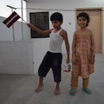 Mazais pakistānis priecīgs švitina Latvijas karogu. Ne viņš zina, kas tā tāda Latvija, ne kā, bet godu mums izrāda labprāt. Dienas beigās gan karodziņš bija tāds sakan-pelēk-sarkans un saņurcīts, bet tas taču nekas. Galvenais, ka visa tā švitināšana no sirds. Otrajā rokā puikam ir krājkasīte - jāparāda taču viesiem, cik daudz naudas sakrājis. Es viņa krājumus papildināju ar tūkstoti Irānas riālu. Ja vien viņš zinātu, cik tā monēta patiesībā nevērtīga, haha.