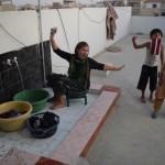 Sievai beidzot ierādīju īsto vietu. Kādam taču tas lielais netīro drēbju maiss ir jāizmazgā! Mazie tikmēr turpina spriņģot pa jumtu. Beigās, kad pienāca drēbju skalošanas/izkabināšanas laiks, bija ļoti izpalīdzīgi. Bērni vispār te tādi labi audzināti un paklausīgi. Veļas mazgāšanas metodes gan nepaklausīgas - pat salīdzinoši turīgajiem cilvēkiem mājās nav normālas (tādas, kā pierasts redzēt pie mums) veļas mašīnas. Nuja, priekš kam? Tādām lietām taču paredzēta sieva-mājsaimniece, hehe.