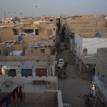 Tāds, lūk, paveras skats no jumta/terases. Un šis, starp citu, ir salīdzinoši turīgo cilvēku rajončiks. Ievēroji putnus virs namu jumtiem? Tie ir ērgļi/vanagi! Tādi Karači ir visur un ļoti, ļoti daudz!