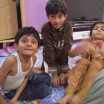 Bērneļi neatkāpjas no mums ne soli, un Fatima pārliecinoši izpelnās visatraktīvākā Maliku (Šahīda uzvārds) ģimenes locekļa statusu. Nepārtraukti kustībā, kājas, rokas pa gaisu, kā tāds mazs mērkaķēns.