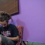 Ierādīju Fatimai, kā lietot fotoaparātu, tagad man ir simtiem interesantu bilžu. Sākumā viņa vienkārši lēkā mums apkārt un bildē no visām pusēm.