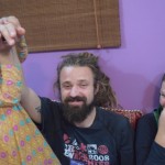 Tad ierāda fotoaparāta darbināšanas principus brālim un pati taisa poziņas. Poziņas taisa no mūsu ķermeņiem.