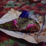 Pēc vakariņām Šahīds mums piedāvā Pānu (Paan) - kaut kāda īpašā koka lapu, kuru piepilda ar visādām muļķībām (dažādām sēklām, riekstiem, rožu šķidrumu, anīsu, vēl visādām garšvielām), aizrullē un tad nikni košļā. Ļaudis saka, ka tas košļājams, lai atsvaidzinātu elpu, bet, manuprāt, panāktais efekts ir pilnīgi pretējs. Pēc košļāšanas lapas saturu var norīt, bet var arī izspļaut - kā to dara lielākā daļa Paana košļātāju. Un ilgtermiņā tas nekādu labo iespaidu uz mutes dobuma veselību neatstāj. Esmu novērojis jau vairākus kungus, kuriem daļa zobu vienkārši nav, un palikušie ir tādi pretīgi sarkani. Vikipēdijas saka, ka šo te draņķu košļāšana palielina arī visādu vēžu risku. Tāpēc, bērni, Pānam labāk klāt neķerieties.