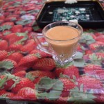 Nākamā lieta - tēja ar pienu. To pakistāņi dzer saldu, dzer daudz un dzer visu laiku. Pirmā glāze man likās inčīga/garšīga, pēc tam jau bišķi tā kā apnika, bet vēl pēc dažām dienām tik ļoti pieradu pie nemitīgās pientējas dzeršanas, ka tagad labprāt pat pasūtu tādu ēstuvēs. Dzeršu tādu arī mājās, labi? Šo te tējas dzeršanu pakistāņi/indieši samācījušies Britu Impērijas laikā, un vairs nekādi nevar no ieraduma atrauties, runā, ka pat paši briti nedzer ne uz pusi tik daudz pientējas, kā to dara pakistāņi/indieši. Bet par pakistāņiem, indiešiem un Britu Impēriju parunāsim vairāk nākamajā atskaitē, labi?