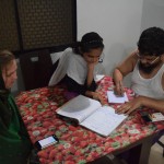 Lūk, pēdējā bilde - beidzot redzams arī pats Šahīds, kurš Aišas vietā pilda angļu valodas mājas darbus. Aišai uzdots uzrakstīt oficiālu vēstuli skolas direktoram, kurā jālūdz atļauja piecas dienas neierasties skolā sakarā ar tēvoča kāzām. Šahīdu neapmierina skolā mācītā (no Impērijas laikiem saglabātā) pazemība pret augstākstāvošajiem, tāpēc viņš visu pārraksta mūsdienīgā, lietišķā valodā. Pareizi - nav ko zemoties visādu okupantu priekšā!
Atā, atā, un tiksimies jau pavisam drīz!