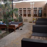 Tā kā mūsu noskatītais lētais viesu nams bija pilns, mums nācās pieņemt taksista piedāvājumu un doties uz viņa izvēlētos viesnīcu. Padārgi gan sanāca (divpadsmit ar pusi eiro par vienu nakti), bet paskat, kāds skaistums! Tās mazās, brūnās durtiņas ir istabas - katrai istabai pienākas divas tādas. Un neviena nav slēdzama. No iekšpuses ir krampītis, tā kā naktī var no visādiem huligāniem paslēpties, bet, ejot prom un atstājot savas lietas, jātic visam labajam. Vai arī jāņem visas lietas līdzi. Mēs izvēlējāmies ticēt un līdzi ņēmām tikai pases, makus un fotoaparātu. Pat datorus atstājām aiz neaizslēgtām durvīm, un viss kārtībā. Nākamreiz gan tā vairs nedarīsim, nav ko izaicināt likteni.