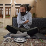 Paskaties, cik priecīgs! Bezmaksas ēdiens! Protams, kā kārtīgs latvietis, ēdu tik, cik vien varu apēst, nevis tik cik gribas. Bezmaksas ēdiens taču!!! Kāds no jums droši vien padomās - kāpēc Harijam kājās ir zeķbikses?! Es pilnīgi piekrītu, īstenam vīrietim zeķbikses valkāt nepienākas, tāpēc paskaidrošu - tā taču ir termoveļa, nevis zeķbikses! Nejau zeķbikses, hahaha!