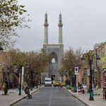 Kārtējā Džame mošeja. Šī gan ir īpaša vairāku iemeslu dēļ, viens no tiem - šie divi stabi ir paši augstākie minareti visā Irānā. Turklāt mošeja uzcelta ļoti sen, jau 14. gadsimtā, tātad garie minareti te tusējas jau vairāk nekā pusi gadu tūkstoša! Vēl viens iemesls - mošeja uzcelta Sasanīdu dinastijas uguns tempļa vietā. Uguns tempļi Persijas teritorijā, kā jau visiem, protams, zināms, bija zoroastrisma reliģijai piederoši atribūti.. Te tev nu bija - islāms un citu reliģiju cienīšana!