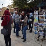 Jazda, izrādās, arī ir tūristu iecienīts galamērķis. Grupas ar eiropeīdiem vecūkšņiem manāmas pie visām svarīgākajām pilsētas vietām. Un līdz ar to - arī superdārgi suvenīru veikaliņi. Tomēr kaut kāds labums no tā arī ir - pateicoties salīdzinoši lielajam pieprasījumam, arī mēs varējām nopirkt dažas pastkartes, par nesamērīgi augstām cenām gan. No otras puses - no tām pastkartēm tāpat nekādas jēgas, šķiet, ka neviens viņas nesaņem. Un šoreiz točno zinu - pie visa vainojams Latvijas Pasts! Jo uz Zviedriju un Poliju sūtītās kartītes sen jau kā sasniegušas adresātus!