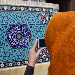 Karinčiks uz zilās flīzes! Ja paskatītos viņas tālruņa bilžu kolekciju, man šķiet, ka tur vismaz puse no bildēm ir dominējoši zilā tonī.