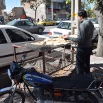 Nākamais vīrs liek žāvēties maizi. Ok, tur viss tā kā būtu skaidrs - smuks plauktiņš divos stāvos, kur normāli izkaltēt maizi. Bet apakšā piekabināts deķis! Kam tas vajadzīgs? Es zinu, ka šie vīri tirgo arī maizes drupačas dizi ēšanai (par dizi jau stāstīju izgājušajā nedēļā - <a href="http://www.karijs.lv/fotoatskaite-ka-persiesu-gimene-mus-adopteja/#Bildes-1/69/ned28-70.jpg" target="_blank">šeit</a>), bet nevar taču ņemt drupačas zupai no zemes! Nu, vai no deķa, tas jau tas pats vien ir.