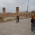 Vēl dažas smilšu mājas un vēja torņi (par tiem stāstīju jau pāris nedēļas atpakaļ; ja nezini, ko tādi dara, būs vien jāpārlasa vecākie ieraksti), bet pats galvenais - Jirgens! Tas ir tas vīrs uz velosipēda, kuru vārdu patiesībā neatceros, bet vāciešiem jau pārāk daudz dažādu vīriešu vārdu nav, nē? Tāpēc minējums varētu būt diezgan trāpīgs. Jirgenu es pat nepamanīju, man uz viņu norādīja Karīna, jau daudz vēlāk, kad šķiroju bildes. Tas ir tas pats vīrs, kuru satikām labu laiku atpakaļ Kazvinā. Tas ir kādu tūkstoti kilometru no šejienes! Turklāt viņš pārvietojas tikai ar velosipēdu! Iedomājies, cik pasaule ir maza? Par mazo pasauli runājot, Jirgens plāno ceļot astoņus gadus un apbraukāt teju visu pasauli. Tā, redz, dzīvo daži vācu pensionāri.