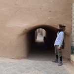 Dažas ielas ir tik maziņas, ka es pat tajās nevaru ieiet. Neiešu jau locīt muguru kaut kādu persiešu arhitektu priekšā! Iesim labāk lielo līkumu apkārt, citādi rīkoties lepnums neļauj!