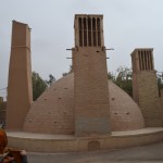 Jazdas hamāms/pirts. Zem tā lielā bumbuļa slēpjas tvaicēšanās zāle, un tur pat blakus 4 vēja torņi, tātad vienmēr pieejams arī auksts ūdens, kurā atveldzēties. Gribu atgādināt, ka tas nav brīvdabas muzejs vai kas tāds - cilvēki tiešām šeit tā dzīvo, iet pērties zem smilšu vēja torņiem u.t.t.