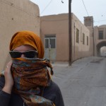 Kādā brīdī vienkārši sākas smilšu vētra. To laikam tā labi nevar uzreiz redzēt, tik vien kā pāris lielākos atkritumu gabalus lidojam gaisā. Ja ieskatās uzmanīgāk - caur tunelīti ielas galā nāk pamatīgs smilšu mākonis. Arī tas izskatās diezgan nenopietns, salīdzinot ar to, kādas smilšu vētras redzētas teļļukā, protams. Bet varu galvot, tā kā man nav ne saulesbriļļu, ne lakata, gandrīz paliku akls un nosmaku. Visur smiltis - acīs, degunā, mutē, drēbēs, matos! Un nekā nevar redzēt! Nevis tāpēc, ka būtu sliktas redzamības apstākļi, bet tāpēc, ka starp acāboliem un plakstiņiem nemitīgi berzējas smilšu graudi. Nekad negribētu piedzīvot tās īstenās smilšu vētras, fui! Mūsējā ilga tikai kādas 15 minūtes, bet es tāpat jau paspēju pamatīgi sastresoties, haha.