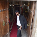 Kungs aicina apskatīt tradicionālo viesnīcu/tējnīcu, kas patiesībā esot muzejs. Izrādās, ka tādas vietas apskatīšana bez maksas ir tikai viesnīcas/tējnīcas klientiem, un pat lētākā tēja ir ļoti dārga, tāpēc pieklājīgi atteicāmies. Tas jau bija gaidāms, kad mūs uz ielas vienkārši uzrunāja vīrs ar tik skaistām ūsām un lūdza sekot viņam. Kā lai tādam neseko! Protams, ka par tādu daili jāmaksā, neviens cilvēks ar tādu lepnu lūpas rotu taču nebūtu tik aplams un savu priekšrocību neliktu lietā!