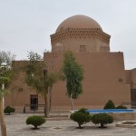 Viens no izslavētākajiem Jazdas apskates objektiem ir "Aleksandra cietums". Leģendas stāsta, ka Maķedonijas Aleksandrs savu iekarojumu laikā uzbūvējis Jazdā cietoksni, kurā ieslodzīti karā izdzīvojušie persieši un vēl visādi citi cietumnieki. Ne nu bija ieslodzīti, ne kā! Visādi arheologi sen jau visu Jazdu pārrakuši, atraduši pierādījumus, kas zinātniski noliedz šo leģendu. Bet irāņi vienalga - Aleksandra cietums un viss. Patiesībā parasta būdele, kur pirms pāris simtiem gadu bijusi skola.