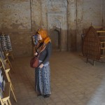 Šoreiz nenoskopojāmies un samaksājām prasītos teju divus eirikus (katrs!!!) un cietumu apmeklējām. Nevienam to darīt neiesaku, iekšā nekā inčīga nav. Tūlīt visu parādīšu, un, kad būsi Jazdā, varēsi ietaupīt divus eirikus uz biļeti. Tā vietā nopirksi pārcenotu kartiņu, ko nosūtīt uz mājām, labi? Tātad pirmā Aleksandra cietuma istaba mums parāda informatīvus attēlus par to, kā Jazdas provincē tiek veikti vēsturisku objektu restaurācijas. Ar "Before" un "After" trika palīdzību. Daži abos attēlos izskatās vienādi.