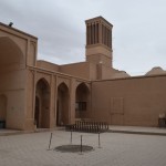 "Cietuma" centrā ir pagalms, no kura var nokļūt visādās blakus istabās, kā arī pašā laukuma viducī - restots caurums. Tā tad arī it kā tā vieta, kur Aleksandrs turējis savus cietumniekus. Ko - visus desmit tūkstošus?? Vai cik nu tur Jazdā tajā laikā iedzīvotāju bija. Visus vienā caurumā?