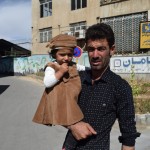 Kungs ar meitu. Izskatās pēc vēderrunātāja ar lelli, hehe.