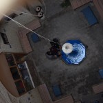 Paskatoties caur restēm, redzam, ka apakšā kaut kādi ļaudis joprojām tur ir ieslodzīti. Un aiz bezdarbības nodarbojas ar visādām muļķībām - piemēram, taisa selfijus. Nekur informāciju neatradu, bet šķiet, ka šāds caurums drīzāk varētu būt auksta ūdens glabātuve. Vai vīna. Bet nejau cietumnieku!