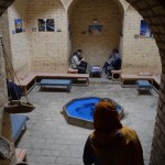 Nogājām lejā, kā tad - tur iebūvējusies tūristu kafejnīca. Domājām, varbūt pēc ilgiem laikiem dabūsim normālu kafiju nostrebties, bet nekā - par dārgu naudu var nopirkt nescafe! (Nescafe, ja kas, līdzīgi kā citās ne-rietumu valstīs, Irānā nozīmē "jebkura ražotāja šķīstošā kafija")