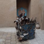 Tā, ejam tālāk - vienā istabā stāv no mucām sataisītas mākslas. Šīm, ja kas, nav ne vainas. Bet mucu dēļ vien neviens taču nemaksās divus (divus!!!!) eirikus! Par diviem eirikiem gandrīz sanāk krūze Nescafe!