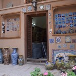 Vēl citā istabā - daudz skaistu flīzīšu. Visādi citādi ar flīzītēm viss kārtībā, bet tas pat nav flīzīšu muzejs. Tas ir veikals! Tas ir kā maksāt par ieeju rimčikā. Iedomājies - tad jau točno visi ietu pēc pārtikas ne biežāk kā reizi nedēļā. Lai ietaupītu uz ieejas biļetēm. Varbūt, ka tā nemaz nav slikta doma? Plānošanas prasmes ir noderīgas! Un vispār, nav ko tērēt naudu par visādām muļķībām!